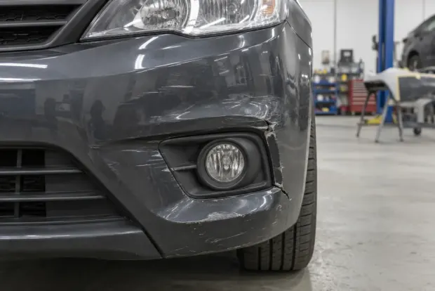 Avant : Pare-choc avant éraflé et fissuré (illustration)
